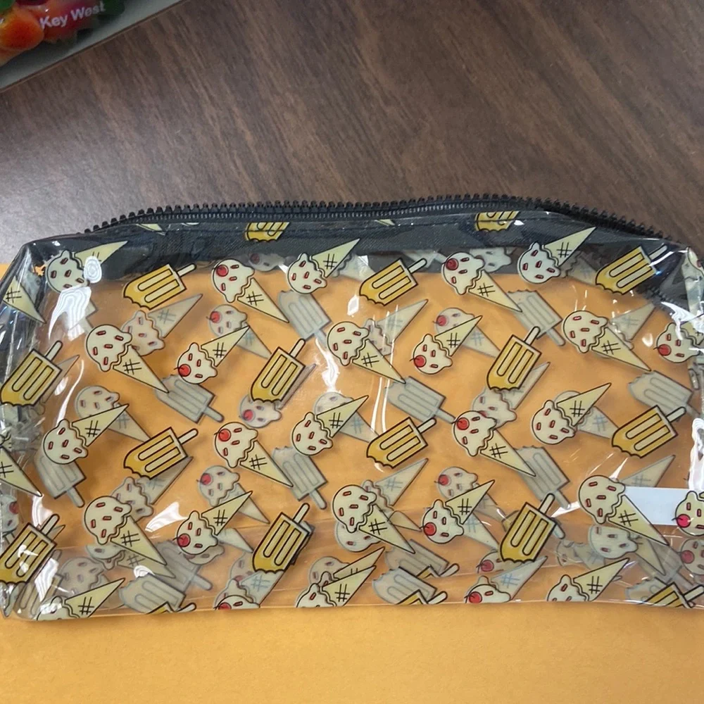 Small make up cases. Price includes all 6 of them.